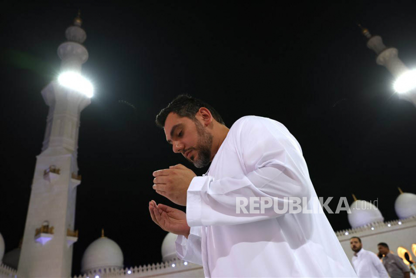 Seorang muslim berdoa saat Lailatul Qadar di Masjid Agung Sheikh Zayed pada malam ke-27 Ramadan, bulan suci ramadhan di Abu Dhabi, Uni Emirat Arab, Selasa (18/4/2023). 