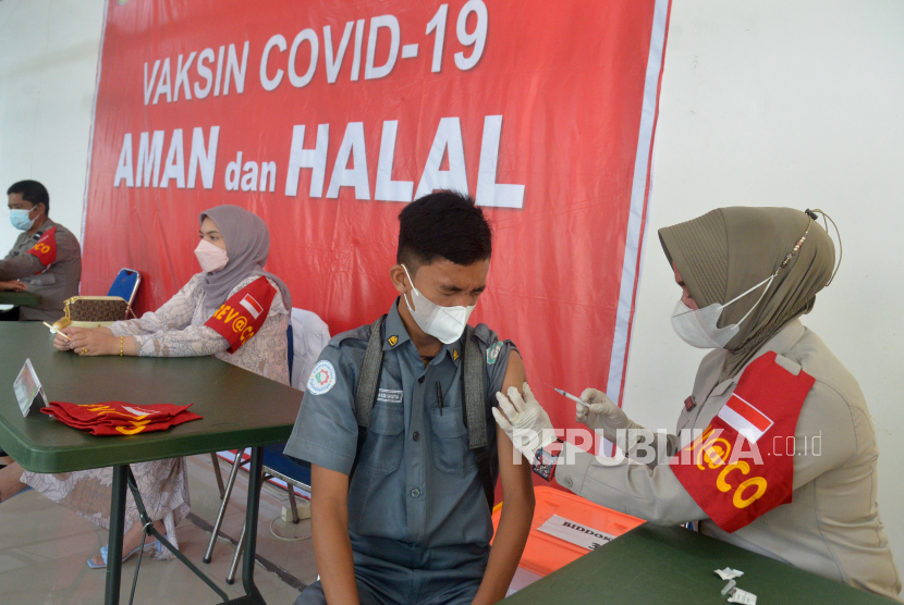 Petugas kesehatan menyuntikkan vaksin COVID-19 kepada seorang pelajar di gedung Taman Budaya, Banda Aceh, Aceh, Senin (6/12/2021). Pemerintah akan melakukan vaksinasi  COVID-19 dosis ketiga atau booster/penguat secara paralel pada Januari 2022 kepada masyarakat secara gratis dan sebagian lainnya berbayar. ANTARA FOTO/Ampelsa/wsj.