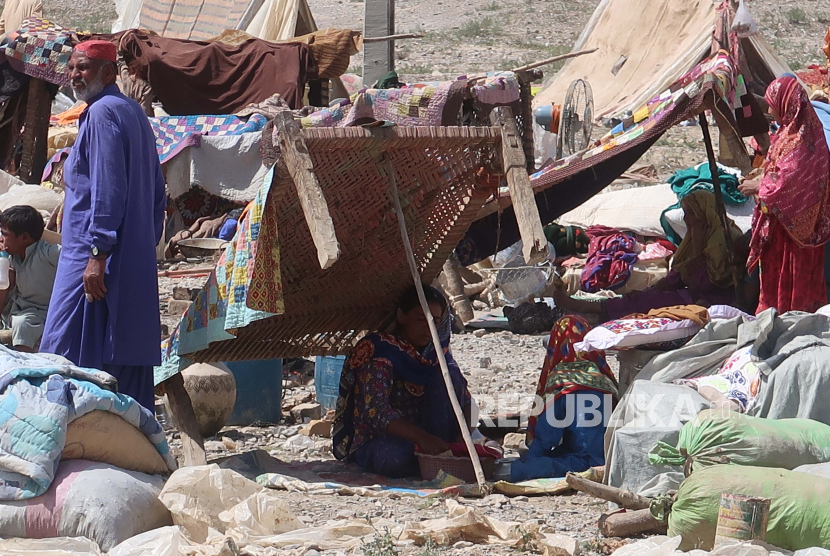 OKI Serukan Dukungan Bagi Korban Banjir Pakistan, Afghanistan, Sudan. Foto:   Orang-orang yang terkena dampak banjir di provinsi Sindh berlindung di pinggir jalan saat mereka menunggu bantuan setelah mencapai Quetta, provinsi Balochistan, Pakistan, 29 Agustus 2022. Menurut Otoritas Manajemen Bencana Nasional (NDMA) pada 27 Agustus, banjir bandang dipicu oleh musim hujan yang lebat. hujan telah menewaskan lebih dari 1.000 orang di seluruh Pakistan sejak pertengahan Juni 2022. Lebih dari 33 juta orang telah terkena dampak banjir, kata menteri perubahan iklim negara itu.