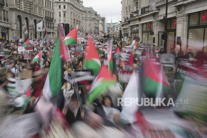 Pengunjuk rasa pro-Palestina mengangkat spanduk, bendera, dan plakat saat demonstrasi di London, Sabtu, (3/2/2024).