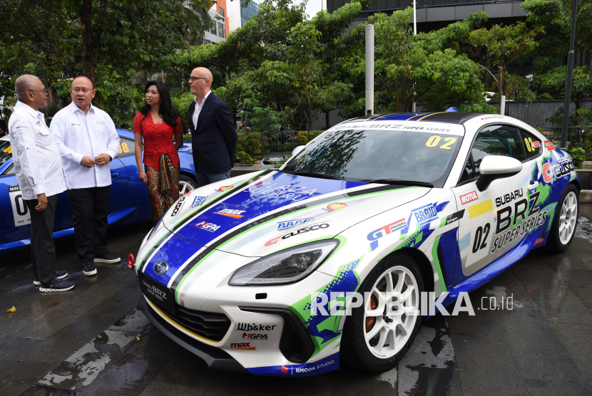 Direktur Utama InJourney Maya Watono (kedua kanan) berbincang dengan Direktur Komersial Injourney Tourism Development Corporation (ITDC) Troy Reza Waroka (kedua kiri), Direktur Utama Mandalika Grand Prix Association (MGPA) Priandhi Satria (kiri), dan Championship Director SRO Motorsports Benjamin Franassovici (kanan) usai konferensi pers jelang perhelatan GT World Challenge Asia & Calendar of Event 2025 The Mandalika di Kantor InJourney, Sarinah, Jakarta, Selasa (18/2/2025). Pertamina Mandalika International Circuit di Lombok akan menjadi tuan rumah GT World Challenge Asia 2025 yang akan berlangsung 9-11 Mei 2025 untuk seri balap ronde ke-3 dan ke-4 musim ini. 