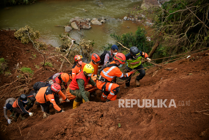 Tim SAR gabungan melakukan evakuasi korban tertimbun longsor gempa bumi di Warung Sate Sinta, Cugenang, Kabupaten Cianjur, Jawa Barat, Sabtu (26/11/2022). 