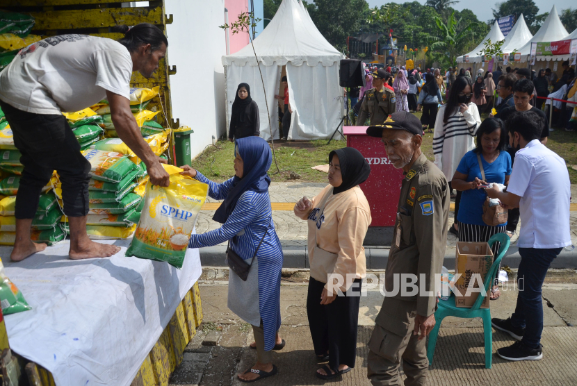 Antran panjang warga saat Operasi Pasar Beras Medium SPHP dan Pasar Murah, yang digelar Dinas Perdagangan dan Perindustrian (Disdagin) Kota Bandung, di Pasar Kreatif Jawa Barat