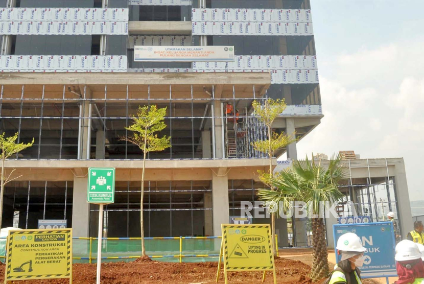 Aktivitas pembangunan konstruksi salah satu tenant di area Fase 1 Kawasan Industri Terpadu Batang (KITB/ Grand Batang City), Kabupaten Batang, Jawa Tengah, Jumat (17/11/2023).