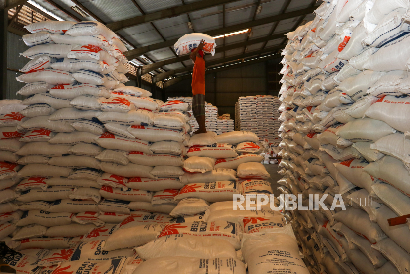 Pekerja menata beras di Gudang Bulog Ketapang, Banyuwangi, Jawa Timur, Kamis (22/2/2024). Perum Bulog Cabang Banyuwangi kembali menerima kiriman beras impor dari Thailand sebanyak 15.000 ton yang akan didistribusikan ke NTT dan NTB. 