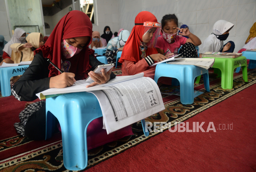 Sejumlah anak belajar dengan memanfaatkan hot spot gratis di Musholla An-Nur , Kosambi, Cengkareng, Jakarta, Rabu (12/8). ilustrasi