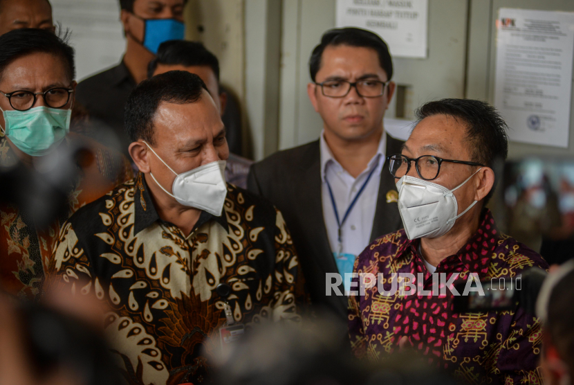 Ketua Komisi III DPR Herman Herry (kanan) 