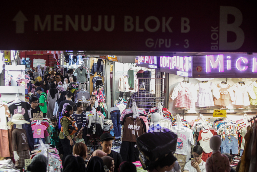 Warga memilih baju Lebaran di Pasar Tanah Abang, Jakarta, Senin (1/4/2024). Menurut pedagang, mendekati Hari Raya Idul Fitri 1445 Hijriah terdapat kenaikan omset tingga hingga empat kali lipat dibandingkan bulan-bulan biasa akibat ramainya masyarakat yang berbelanja baju baru Lebaran. 
