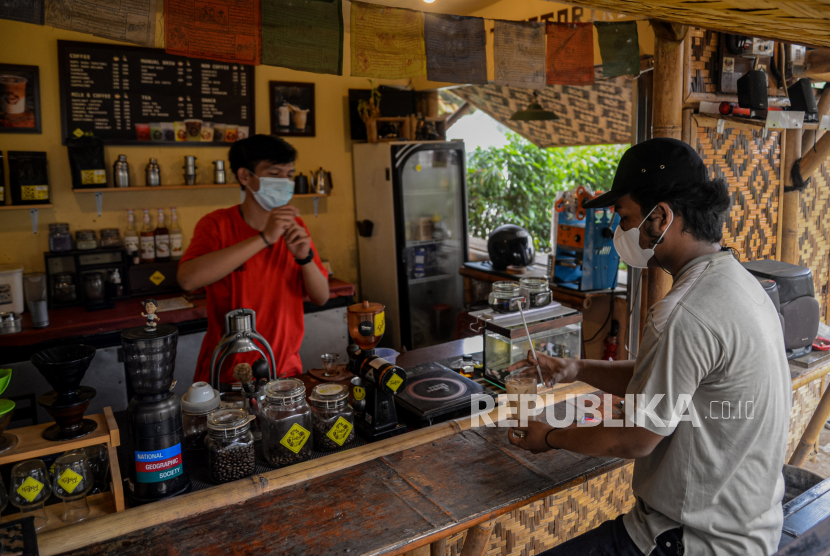 Pengunjung membeli minuman di salah satu pujasera di kawasan Sagu Raya, Jagakarsa, Jakarta, Kamis (19/8). Asosiasi Pengusaha Ritel Indonesia (Aprindo) meminta pemerintah meninjau ulang peningkatan biaya pajak pertambahan nilai dan penetapan pajak multitarif.