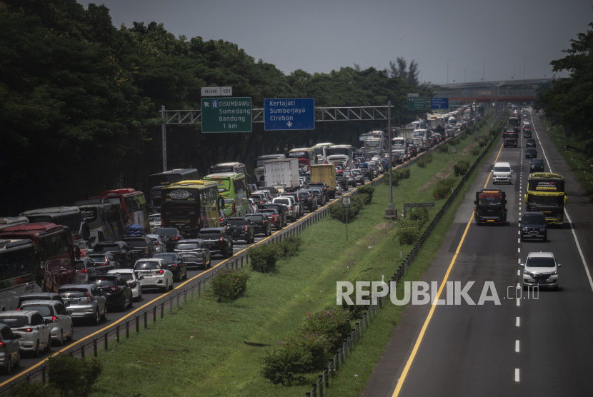 Kendaraan pemudik (lajur kiri) terjebak kemacetan di Tol Cikopo-Palimanan (Cipali) KM KM 150, Mekarjaya, Jawa Barat, Jumat (5/4/2024). Pada H-5 Lebaran 2024 arus lalu lintas di Tol Trans Jawa itu mulai terjadi kepadatan volume kendaaraan yang melintas. 
