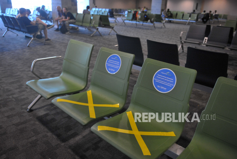 Calon penumpang menunggu jadwal keberangkatan pesawat di Terminal Keberangkatan Domestik Bandara Internasional I Gusti Ngurah Rai, Bali, Rabu (18/3/2020). Angkasa Pura I menerapkan konsep 