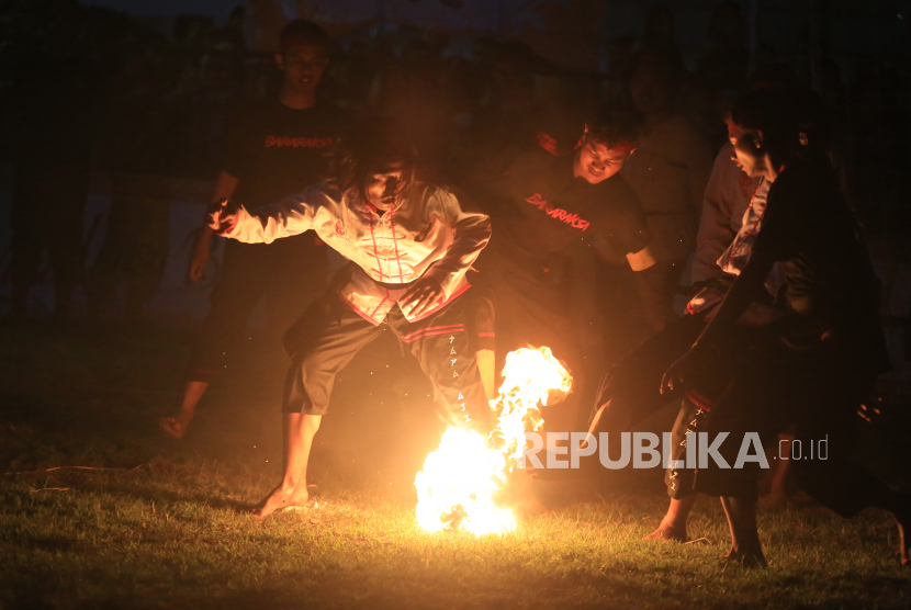Sejumlah santri dari madrasah Al Hikamus Salafiyah bermain sepak bola api di Babakan Ciwaringin, Kabupaten Cirebon, Jawa Barat, Ahad (5/3/2023). Tradisi sepak bola api yang digelar setiap tahun tersebut dalam rangka kenaikan tingkat santri di madrasah tersebut.  