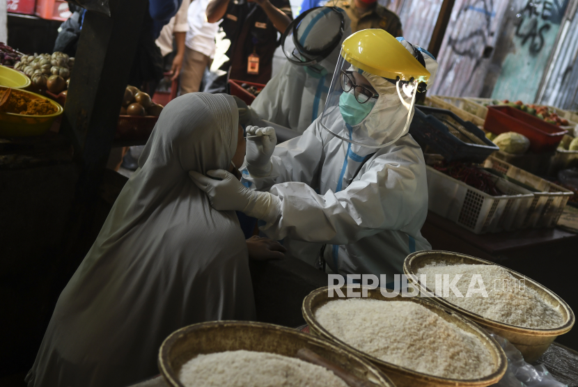 Petugas Puskesmas Kecamatan Gambir melakukan tes usap (swab test) ke pedagang di Pasar Thomas, Jakarta, Rabu (17/6/2020). Pemeriksaan tes usap di sejumlah pasar secara langsung tersebut dilakukan guna memutus rantai penularan COVID-19