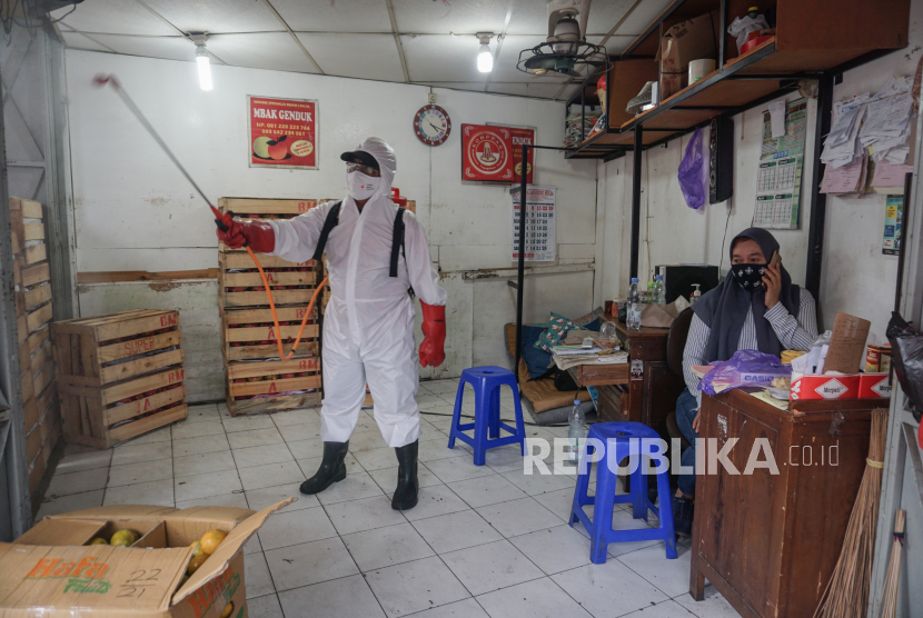 Relawan Palang Merah Indonesia (PMI) Solo menyemprotkan cairan disinfektan di Pasar Gede, Jawa Tengah, Senin (30/11/2020). Pemerintah Kota Solo menutup sementara Pasar Gede selama sepekan setelah ada 11 pedagang terkonfirmasi COVID-19. 
