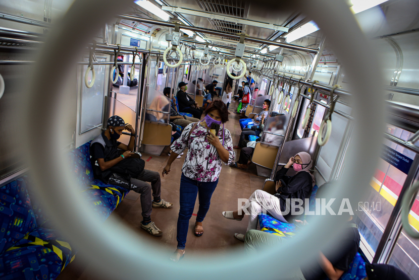 Sejumlah penumpang berada di gerbong KRL di Stasiun Tangerang, Banten, Ahad (7/6/2020). PT Kereta Commuter Indonesia (KCI) menambah jam operasional KRL mulai pukul 04