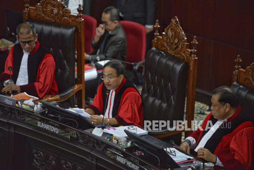 Ketua Majelis Hakim Mahkamah Konstitusi (MK) Suhartoyo besama hakim konstitusi lainnya memimpin sidang pembacaan putusan Perselisihan Hasil Pemilihan Umum (PHPU) pilpres 2024 di Gedung Mahkamah Konstitusi, Jakarta, Senin (22/4/2024). Dalam sidang pembacaan putusan tersebut Mahkamah Konstitusi (MK) menolak permohonan sengketa hasil Pemilihan Presiden-Wakil Presiden (Pilpres) 2024 yang diajukan pasangan capres-cawapres nomor urut 01 Anies Baswedan dan Muhaimin Iskandar serta pasangan capres-cawapres nomor urut 03 Ganjar Pranowo dan Mahfud MD.