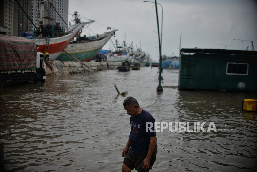 Pekerja beraktivitas saat banjir rob di Pelabuhan Sunda Kelapa, Jakarta Utara. 