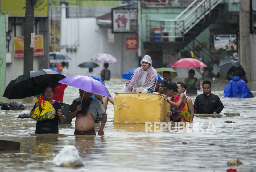 Warga dievakuasi menggunakan peralatan darurat saat melintasi banjir akibat cuaca ekstrem Badai Tropis Yagi di Cainta, Provinsi Rizal, Filipina, Senin (2/9/2024).