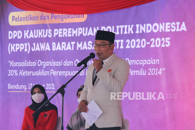 Gubernur Jawa Barat Ridwan Kamil menyampaikan sambutan saat pengukuhan DPD Kaukus Perempuan Politik Indonesia (KPPI) Jawa Barat masa bakti 2020-2025 di Gedung Sate, Kota Bandung, Rabu (17/3/2021). 