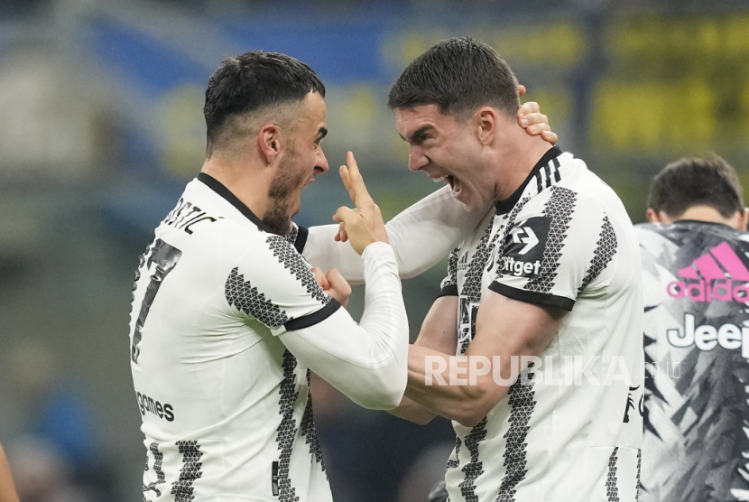 Pemain Juventus Filip Kostic (kiri) melakukan selebrasi  dengan Dusan Vlahovic setelah mencetak gol pembuka timnya pada pertandingan sepak bola Serie A antara Inter Milan dan Juventus di Stadion San Siro, di Milan, Italia,Senin (20/3/2023) dini hari WIB. 
