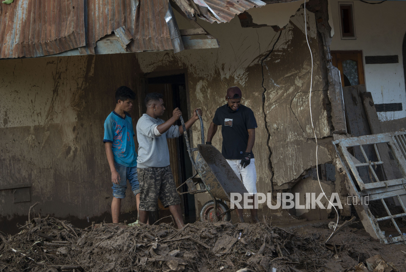 Warga membersihkan rumahnya dari lumpur akibat banjir bandang di Adonara Timur, Kabupaten Flores Timur, Nusa Tenggara Timur (NTT). Dalam waktu dekat, pemerintah akan membangun 530 rumah bagi korban yang rumahnya rusak akibat badai Seroja (ilustrasi)