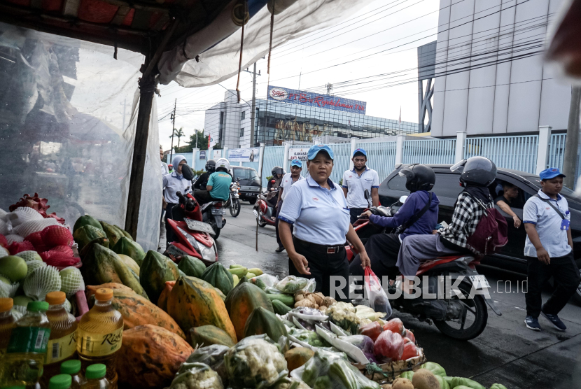 Buruh berjalan keluar dari pabrik PT Sri Rejeki Isman Tbk (Sritex) di Sukoharjo, Jawa Tengah, Kamis (24/10/2024). PN Niaga Semarang menyatakan Sritex dinyatakan pailit