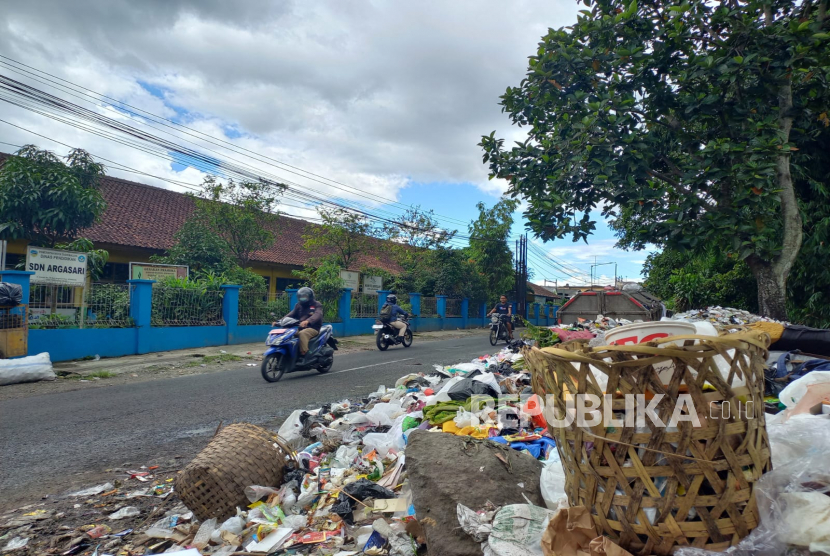 Kondisi tempat pembuangan sementara (TPS) sampah di Jalan Bantar, Kecamatan Cihideung, Kota Tasikmalaya, Jawa Barat, Senin (20/2/2023). Keberadaan TPS yang tak jauh dari SDN Argasari itu dikeluhkan pihak sekolah karena bau sampah tercium sampai ruang kelas.