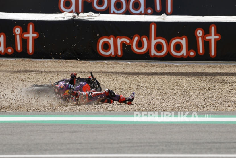 Pembalap MotoGP Spanyol Jorge Martin (Prima Pramac Racing) mengalami kecelakaan saat Grand Prix Moto2 Sepeda Motor Spanyol di sirkuit Jerez-Angel Nieto di Jerez de la Frontera (Cadiz), Spanyol, Ahad (28/4/2024).