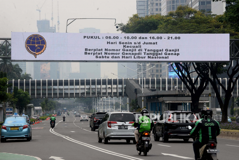 Sejumlah kendaraan melintas di bawah layar elektronik aturan ganjil-genap di Jalan Jenderal Sudirman, Jakarta (ilustrasi).