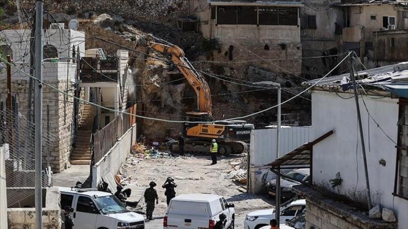 Pasukan Israel pada Selasa (10/8) merobohkan sebuah rumah Palestina di Kota Silwan, di Yerusalem Timur yang diduduki. 