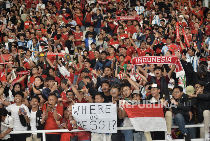 Suporter timnas Indonesia memberikan dukungan saat laga FIFA Matchday antara Indonesia vs Argentina di Stadion Gelora Bung Karno, Senayan, Jakarta, Senin (19/6/2023). Pada pertandingan itu Indonesia kalah dengan skor 0-2.