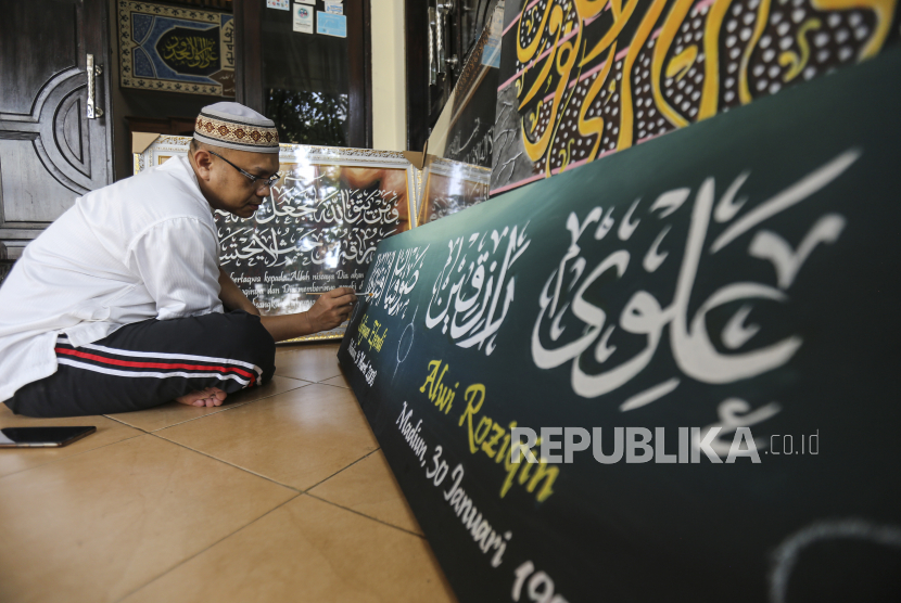 Perajin menyelesaikan lukisan kaligrafi di Yadikaligrafi, Kukusan, Depok, Jawa Barat, Ahad (10/4/2022). UAS Minta Umat Muslim Baca Surat Ini Saat Diterpa Kesulitan Hidup