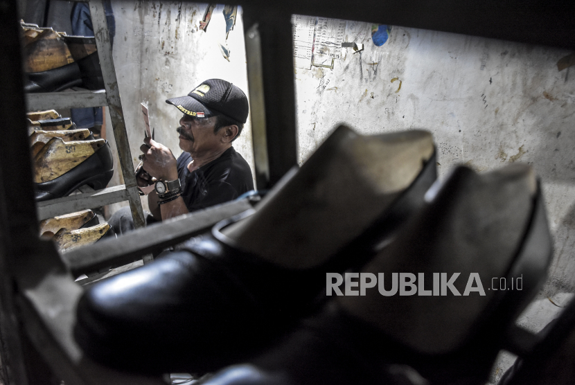 Pekerja menyelesaikan pembuatan sepatu di salah satu pabrik sepatu rumahan di Cibaduyut, Kota Bandung, Rabu (2/11/2022). Berdasarkan keterangan pengusaha sepatu di kawasan tersebut, produksi serta penjualan sepatu yang dijual dengan harga Rp80 ribu sampai Rp250 ribu meningkat 30 hingga 60 persen dibandingkan dua tahun terakhir. Republika/Abdan Syakura