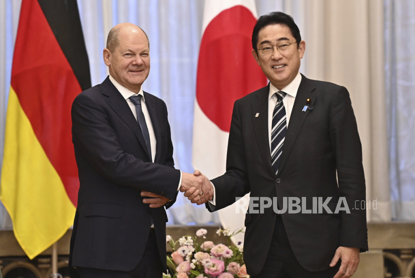 File foto Kanselir Jerman Olaf Scholz (kiri) dan Perdana Menteri Jepang Fumio Kishida berjabat tangan sebelum pertemuan puncak Jepang-Jerman di kediaman resmi perdana menteri di Tokyo, pada 18 Maret 2023.