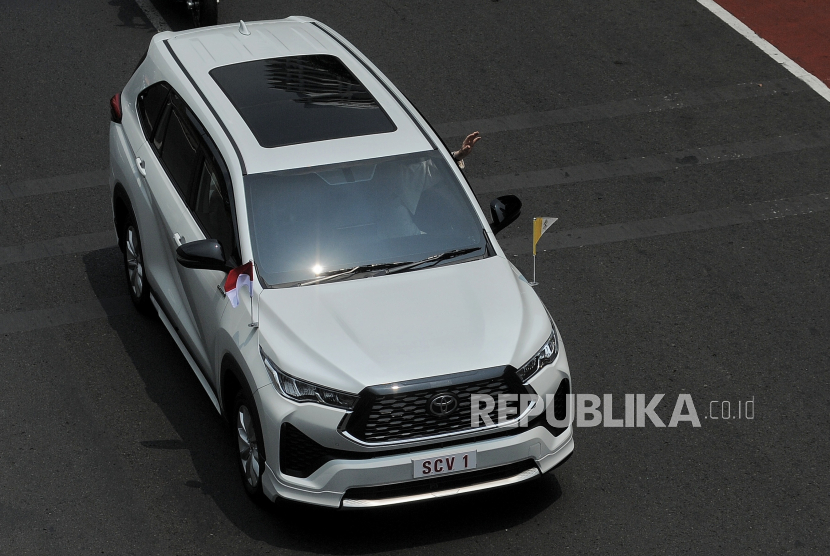 Iring-iringan kendaraan yang membawa Paus Fransiskus saat tiba di Jakarta melewati Jalan Sudirman, Jakarta, Selasa (3/8/2024). Toyota Innova Zenix dipilih menjadi kendaraan Paus Fransiskus.