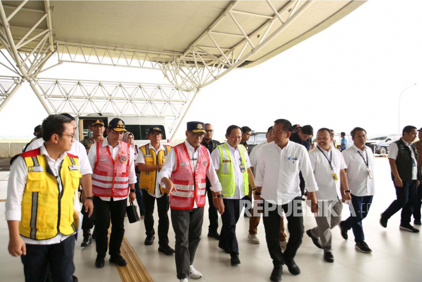 Menteri Perhubungan, Budi Karya Sumadi berkunjung ke Bandara Internasional Jawa Barat (BIJB) Kertajati, Ahad (19/3/2023). 