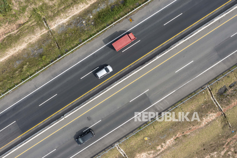 Sejumlah kendaraan pemudik melintas di Jalan Tol Trans Sumatera (JTTS) ruas Terbanggi Besar-Kayu Agung di Kabupaten Tulang Bawang, Lampung, Rabu (27/4/2022). PT Hutama Karya (Persero) menargetkan dapat menyelesaikan lima ruas jalan tol Trans Sumatera pada tahun ini. 