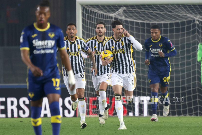 Dusan Vlahovic dari Juventus memegang bola usai mencetak gol 1-1 pada pertandingan sepak bola Serie A Italia Hellas Verona vs Juventus FC di stadion Marcantonio Bentegodi di Verona, Italia, Ahad (18/2/2024) dini hari.