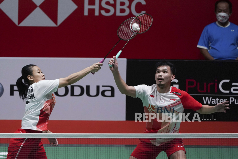 Pebulu tangkis ganda campuran Indonesia, Rinov Rivaldy dan Pitha Haningtyas Mentari (kiri).