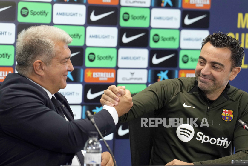 Presiden FC Barcelona Joan Laporta dan Xavi Hernandez. 