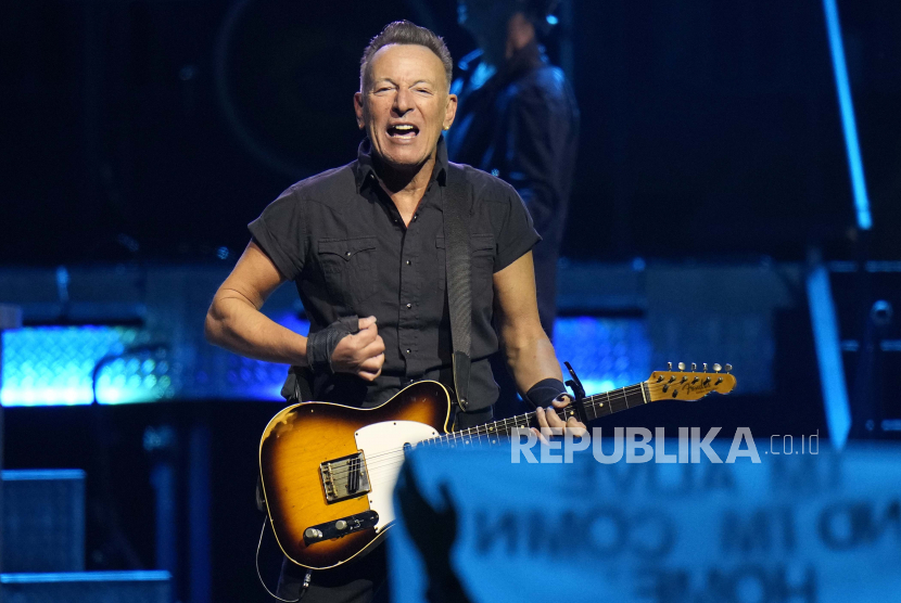 Penyanyi Bruce Springsteen dan E Street Band tampil selama tur 2023 mereka Rabu, 1 Februari 2023, di Amalie Arena di Tampa, Florida.