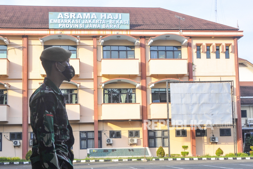 Personel TNI berjaga di pintu masuk Asrama Haji Pondok Gede, Jakarta dan Asrama Haji Bekasi, Jawa Barat, Kamis (14/5).