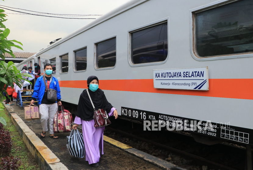 Penumpang kereta api di Stasiun Kiaracondong, Kota Bandung, Jawa Barat, Kamis (20/4/2023). 