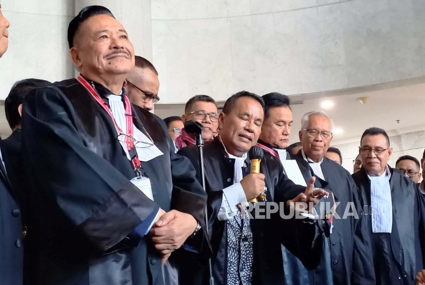 Anggota Tim Pembela Prabowo-Gibran, Hotman Paris Hutapea, saat konferensi pers di Gedung MK, Senin (22/4/2024).