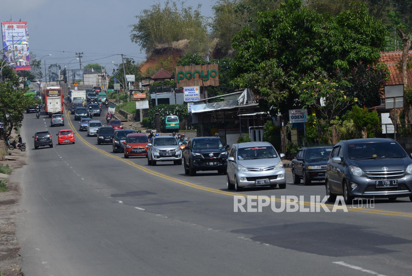 Kepadatan lalu lilntas padat merayap di Jalan Raya Nagreg, Kabupaten Bandung.