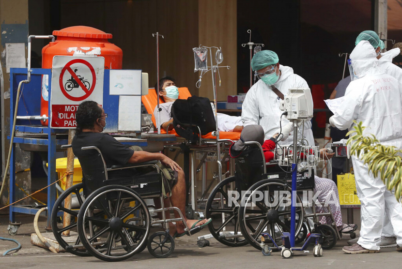 Paramedis merawat orang-orang di tenda darurat yang didirikan untuk menampung lonjakan pasien COVID-19 di sebuah rumah sakit di Bekasi di pinggiran Jakarta, Indonesia, Sabtu, 10 Juli 2021.