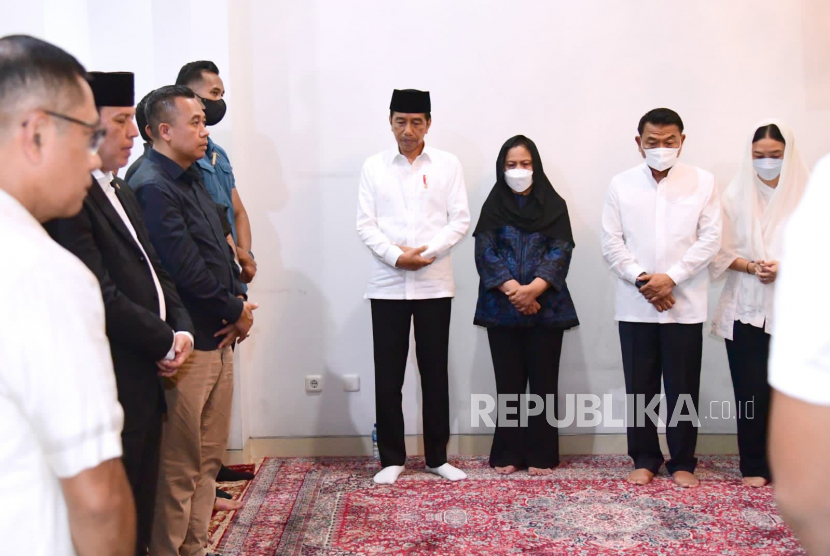 Presiden Joko Widodo (Jokowi) didampingi Iriana Jokowi melayat ke rumah duka istri Kepala Staf Kepresidenan Moeldoko, Koesni Harningsih di kawasan Menteng, Jakarta Pusat, pada Ahad (12/3). Foto: Lukas - Biro Pers Sekretariat Presiden