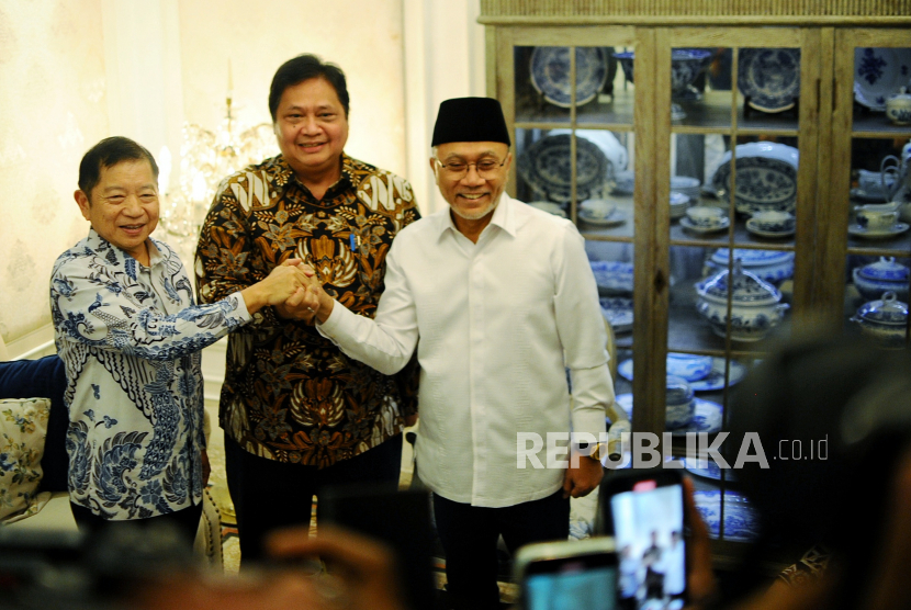 Ketua Umum DPP Partai Golkar Airlangga Hartarto (tengah) bersama Ketua Umum DPP PAN Zulkifli Hasan (kanan), dan Ketua Umum DPP PPP Suharso Monoarfa (kiri) berfoto bersama saat melakukan pertemuan di kawasan Menteng, Jakarta Pusat, Kamis (12/5/2022). 