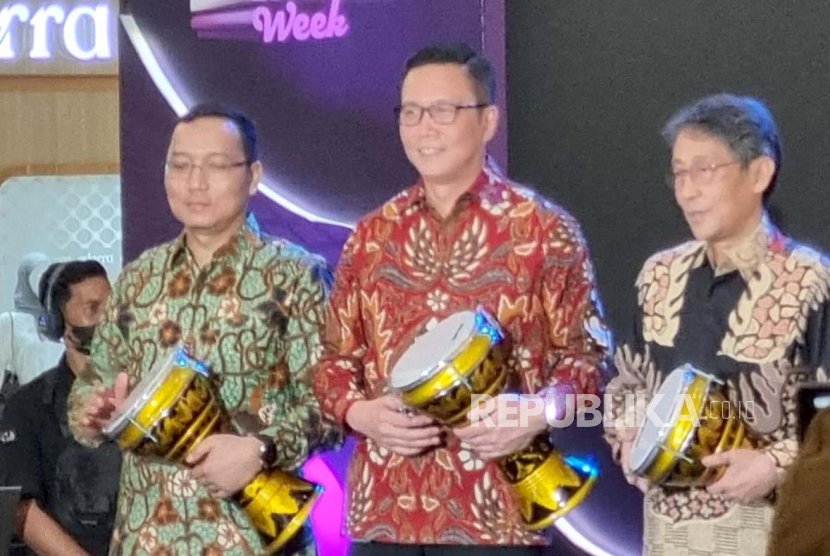 Direktur Pengembangan Bursa Efek indonesia (BEI), Jeffrey Hendrik (tengah) dalam acara pembukaan Sharia Investment Week di Jakarta, Kamis (15/6/2023).