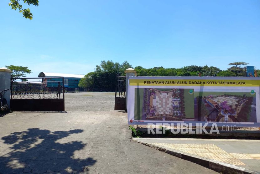 Spanduk informasi penataan Alun-Alun Dadaha terpasang di sekitar lapangan upacara di Kompleks Olahraga Dadaha, Kota Tasikmalaya, Jawa Barat, Senin (13/3/2023). 